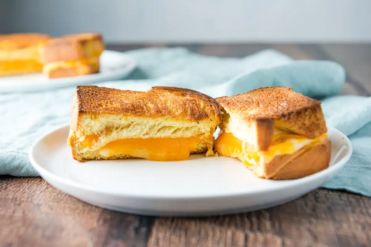 Cheese Grill Sandwich (ચીઝ ગ્રીલ સેન્ડવીચ)